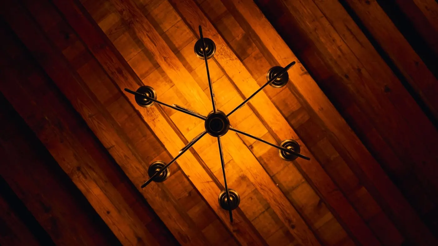 La sala, legno e luce calda, un altro scorcio